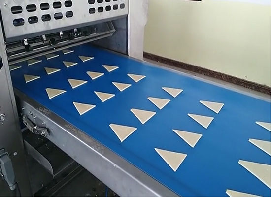 kaufen Halbautomatische/vollautomatische Hörnchen-Fertigungsstraße der Kapazität 3000-11000pcs/h für die Herstellung von Hörnchen 20g-120g Online-Herstellung